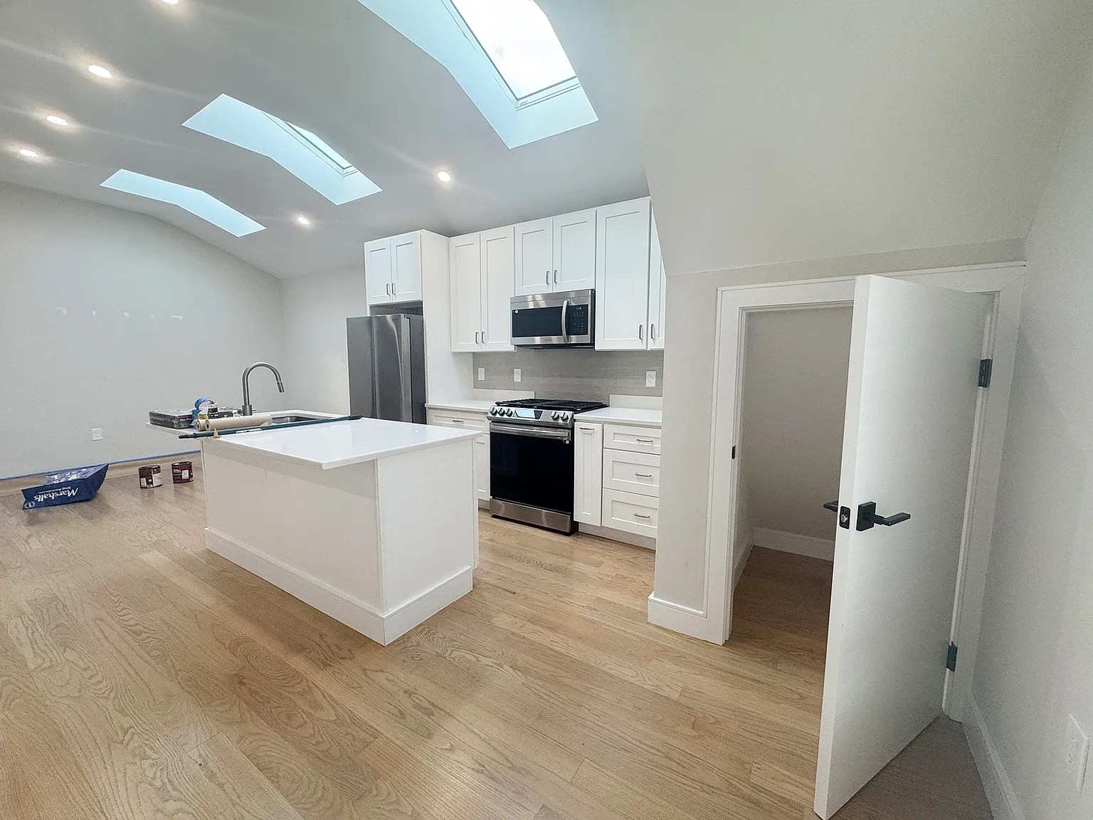 3 bed, 1200 sqft, $3,700 — Photo 2