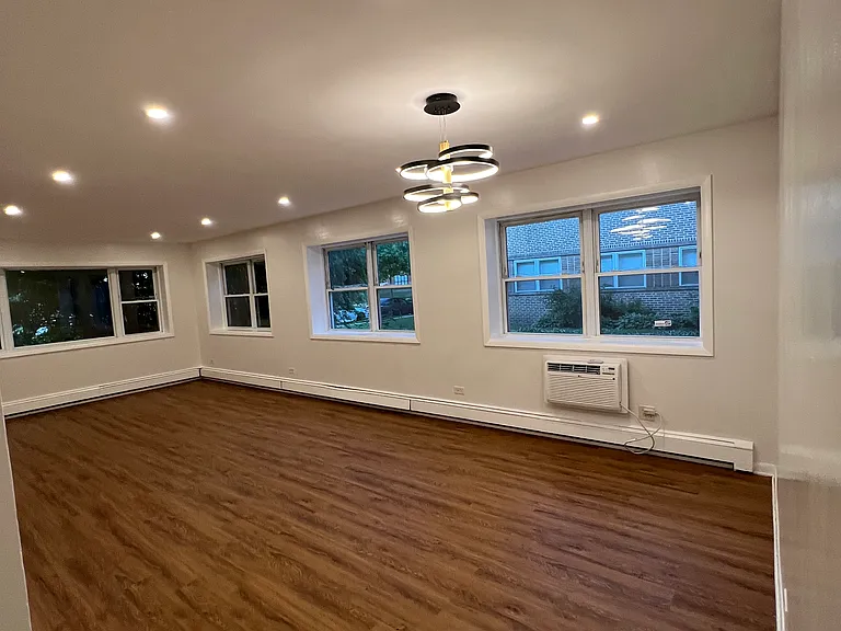 4643 Main St #1D — Photo 1