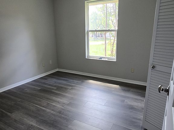 Middle bedroom. New flooring and new ceiling fan.