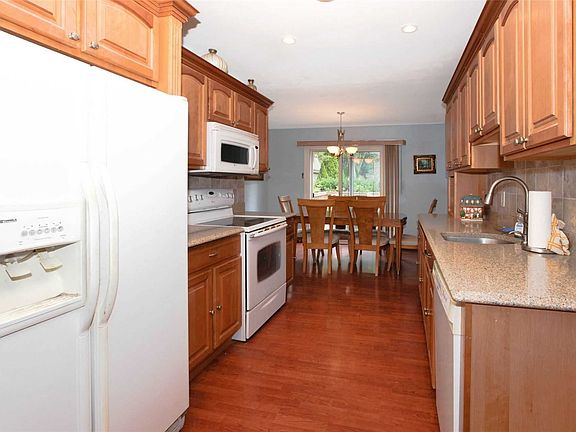 3rd image of 215 Berdie Ave