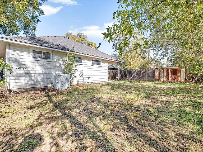 409 E Austin Ave — Photo 34