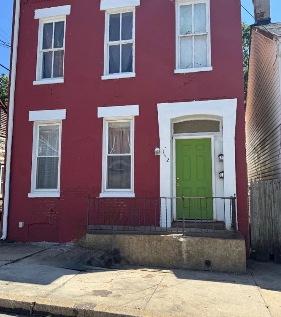 Spacious 3 Bedroom Parking in York City SD — Photo 1