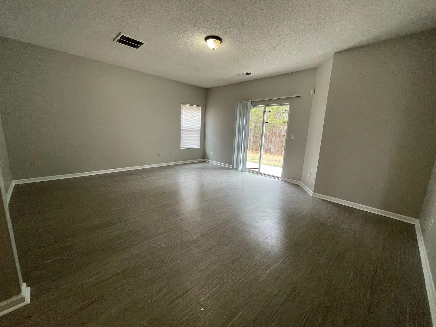 Charming 3 Bedroom/2.5 Bath End Unit Townhome! Great Location October Rent Free — Photo 3