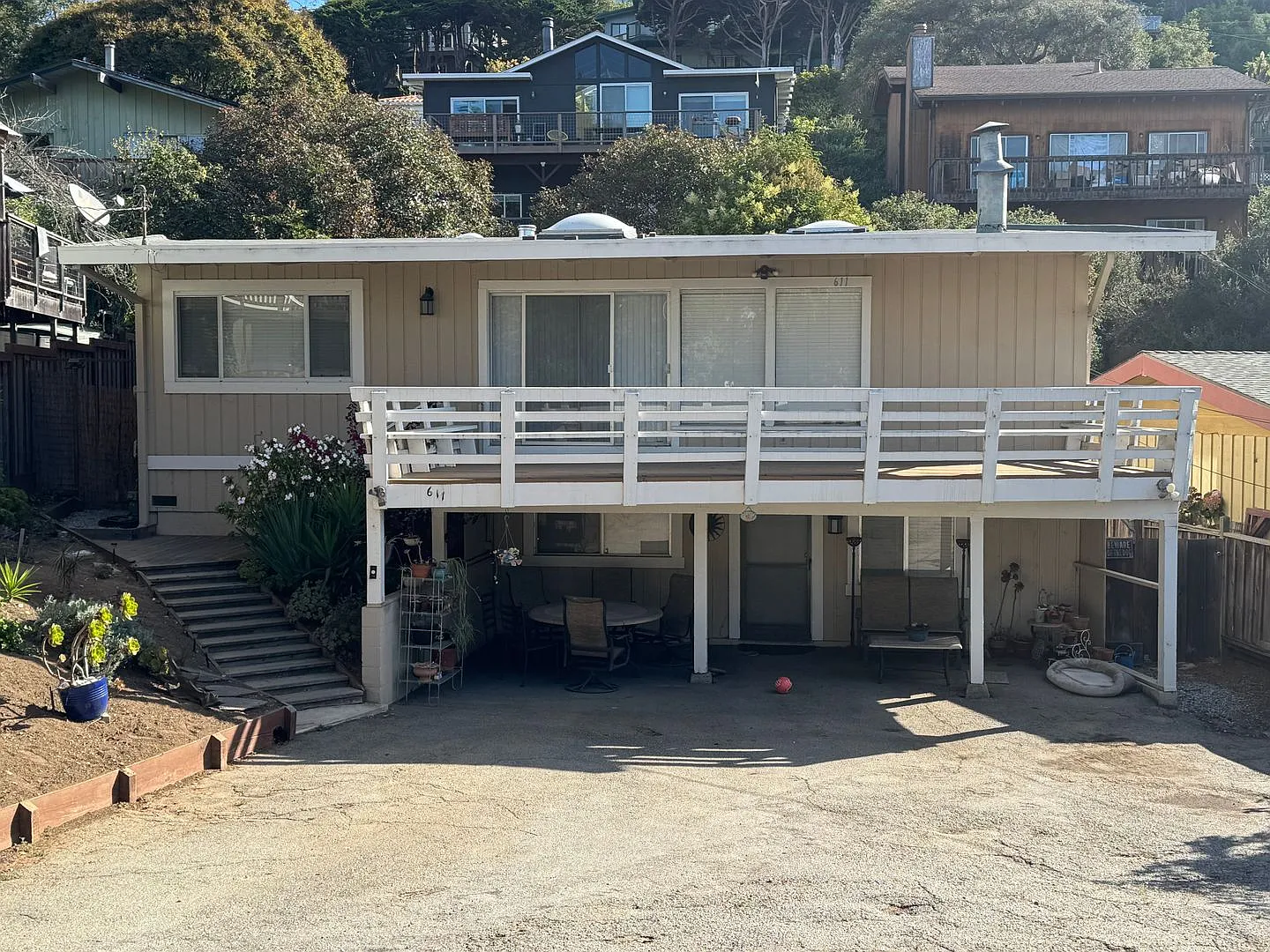611 Clubhouse Drive — Photo 1