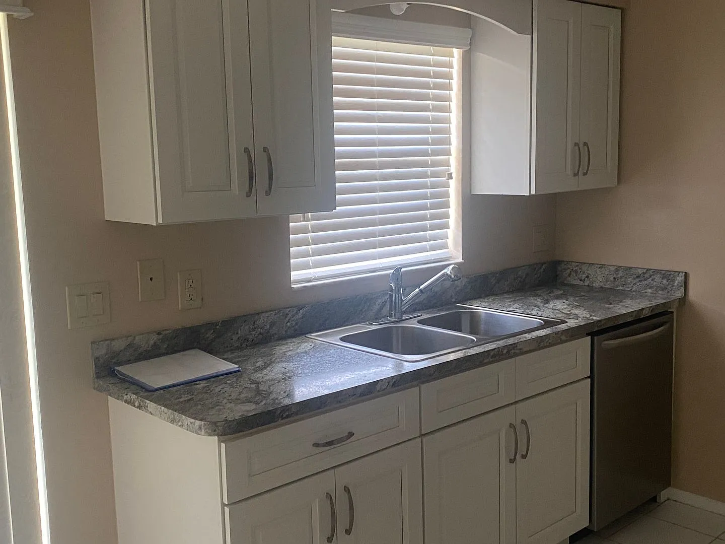 Renovated 2 bed 2 bath — Photo 3
