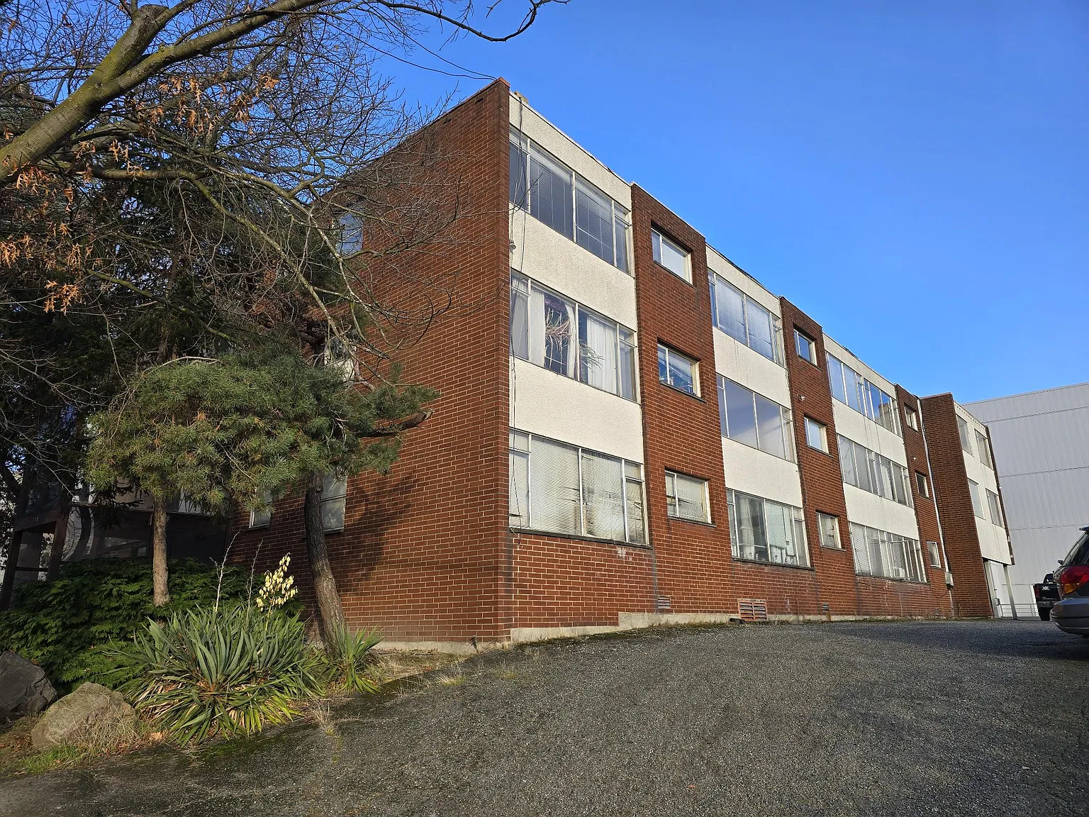 Queens Oaks — Photo 1