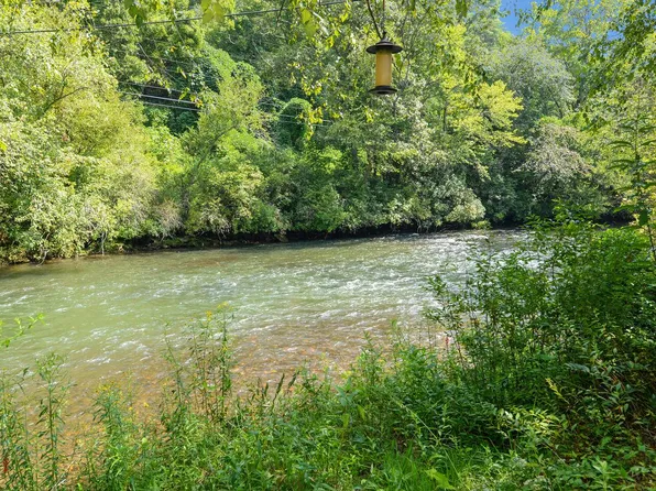 719 Riverbend Dr, Hayesville, NC 28904