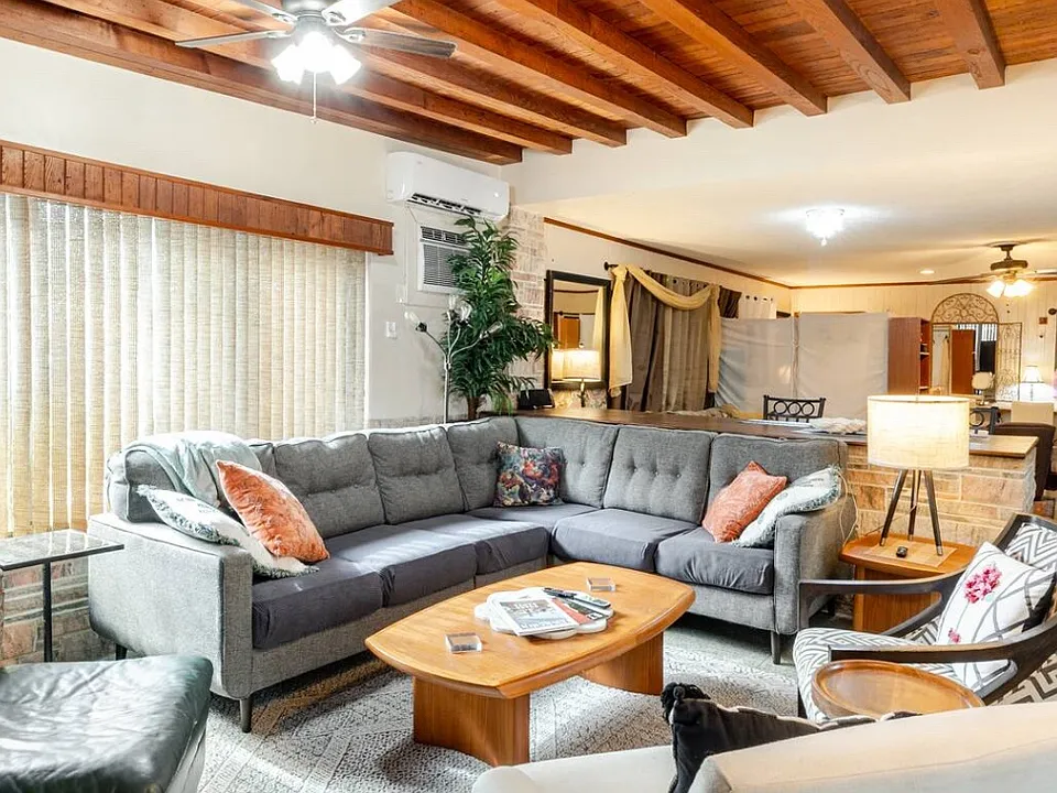 215 NE 11th Ave #1