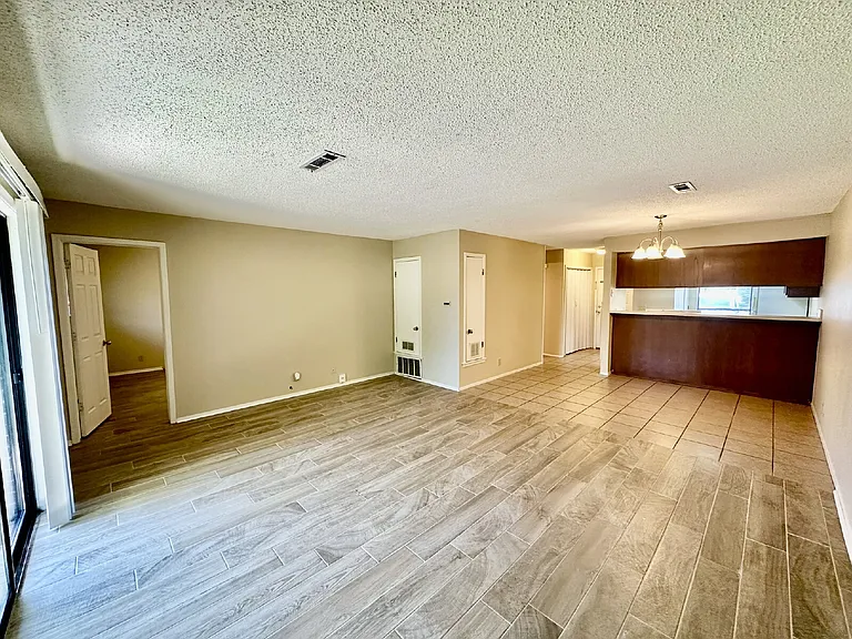 1320 W Linden St — Photo 6
