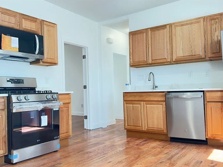 66 Franklin Ave #2 — Photo 2