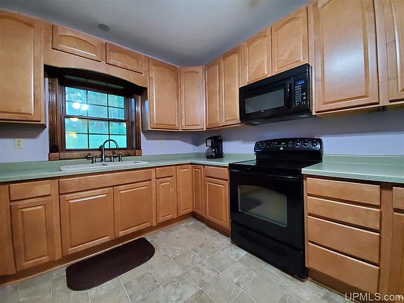 2nd image of 400 Garnet St