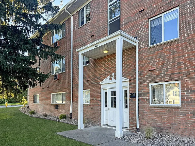 Country Manor Apartment Homes — Photo 20