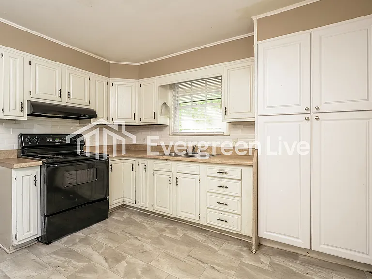 1016 Warren Ave — Photo 3