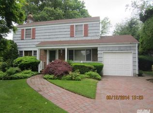 1334 Surrey Ln, Rockville Centre, NY 11570