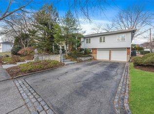 30 Dogwood Rd, Albertson, NY 11507