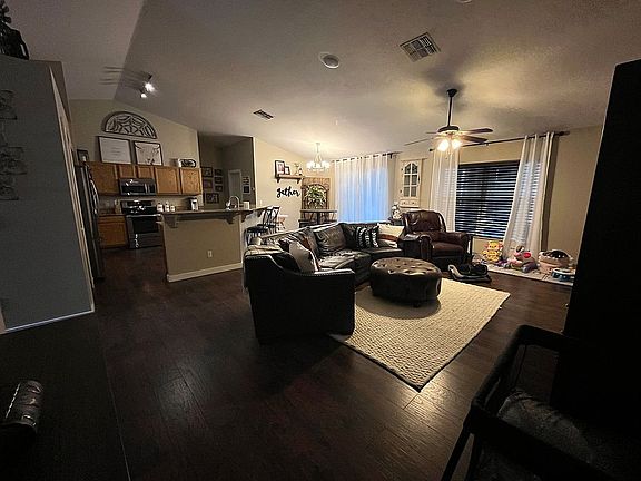 4th image of 112 W Ludlow Pl