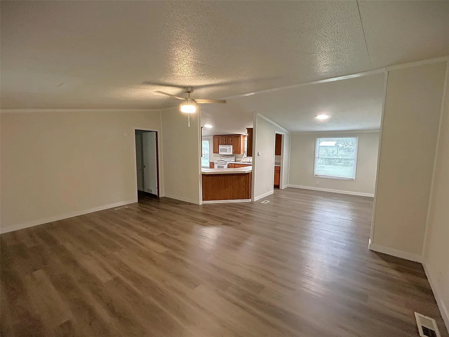 3 bed, 2.0 bath, 1568 sqft, $1,450 — Photo 3