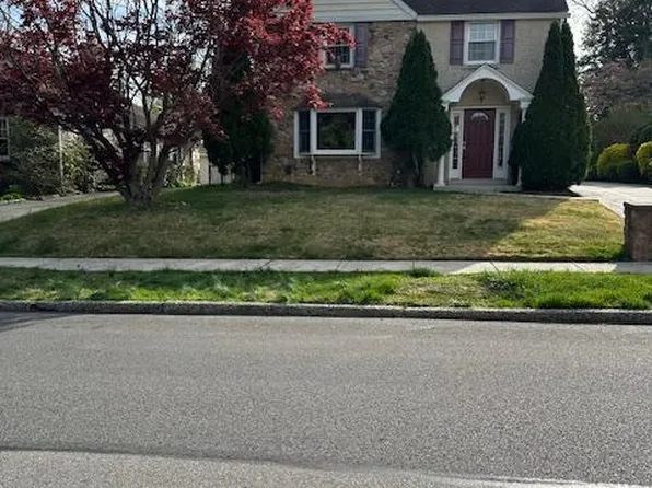 2700 Woodleigh Rd, Havertown, PA 19083