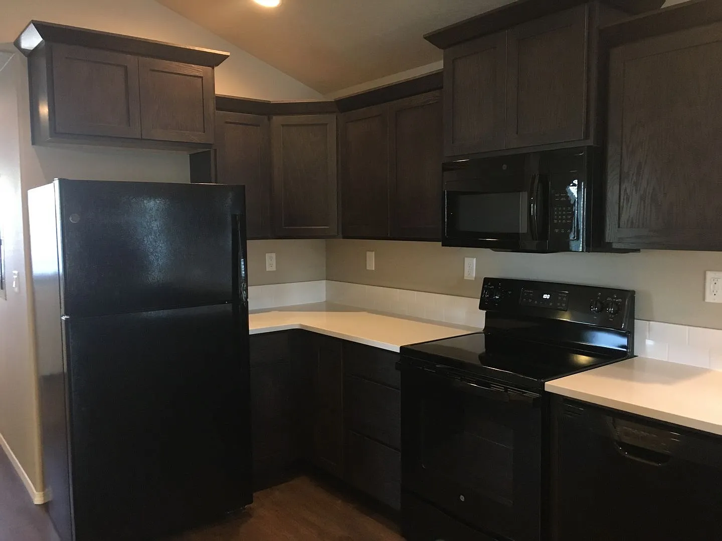 2 Bedroom / 1 Bathroom in SW Redmond Community — Photo 2