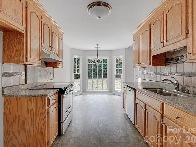 136 Trollingwood Ln — Photo 12