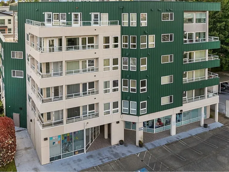 Front of building (retail space on first floor)