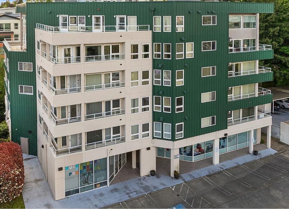 Front of building (retail space on first floor)