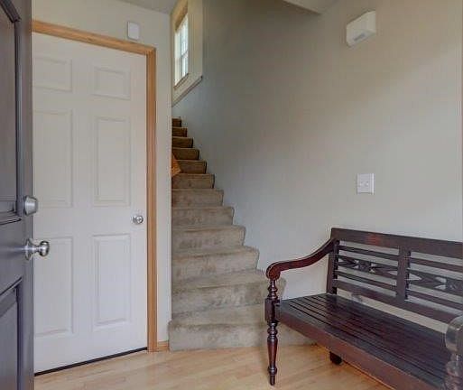Nice entry area. Now as we continue look at all the windows and designs.