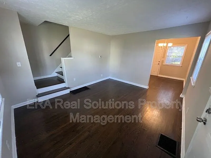 3 bed, 1.0 bath, 784 sqft, $1,250 — Photo 2