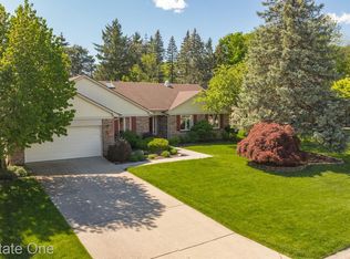 23033 Fox Crk, Farmington Hills, MI 48335