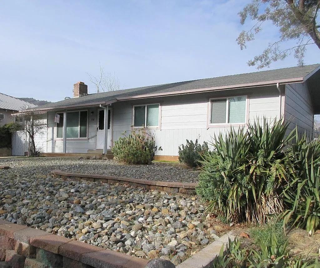 736 Oak St photo 1