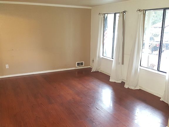 4th image of 411 102nd Dr SE