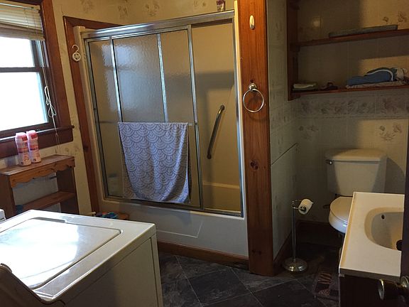 4th image of 929 Della Ln