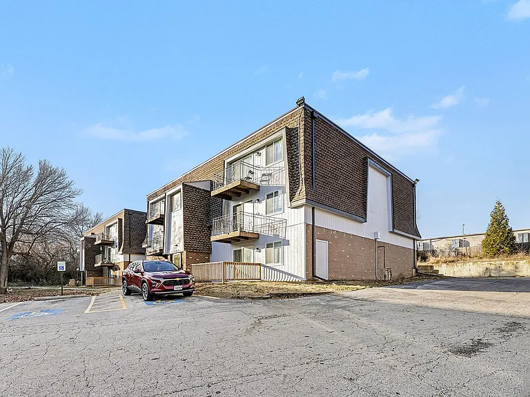 Stoneybrook Apartments — Photo 13