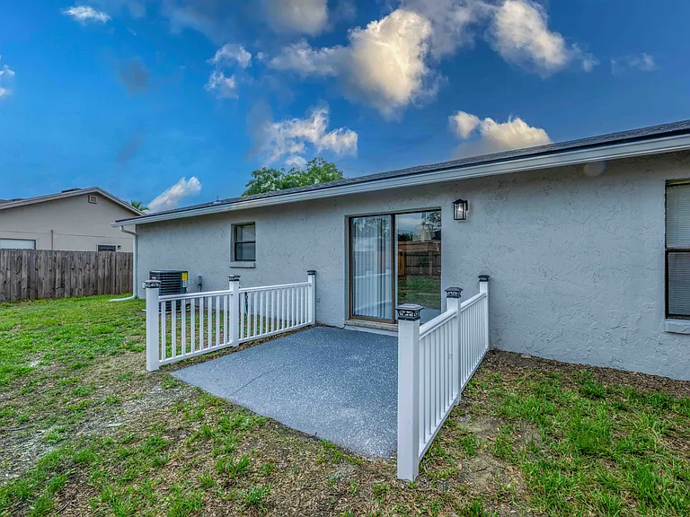 8126 Sable Woods Dr N — Photo 33