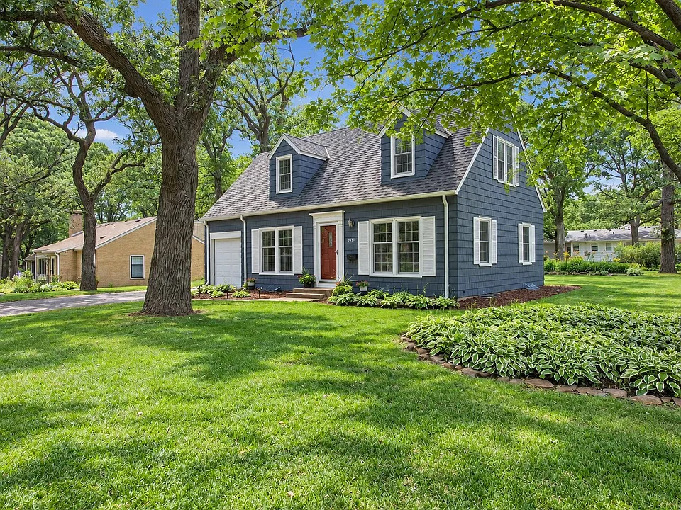 3851 Woodland Dr