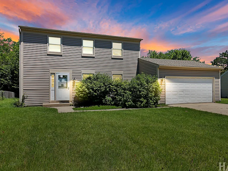 2208 Kensington Dr — Photo 3