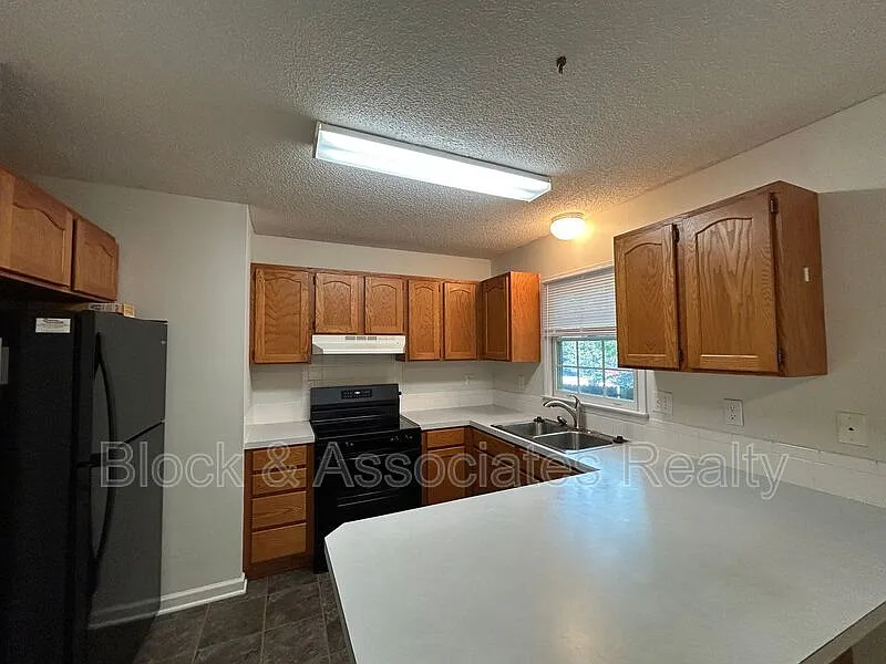 3 bed, 2.0 bath, 1437 sqft, $1,850 — Photo 3
