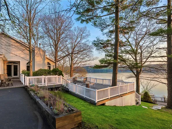 1543 Red Tail Ln, Skaneateles, NY 13152