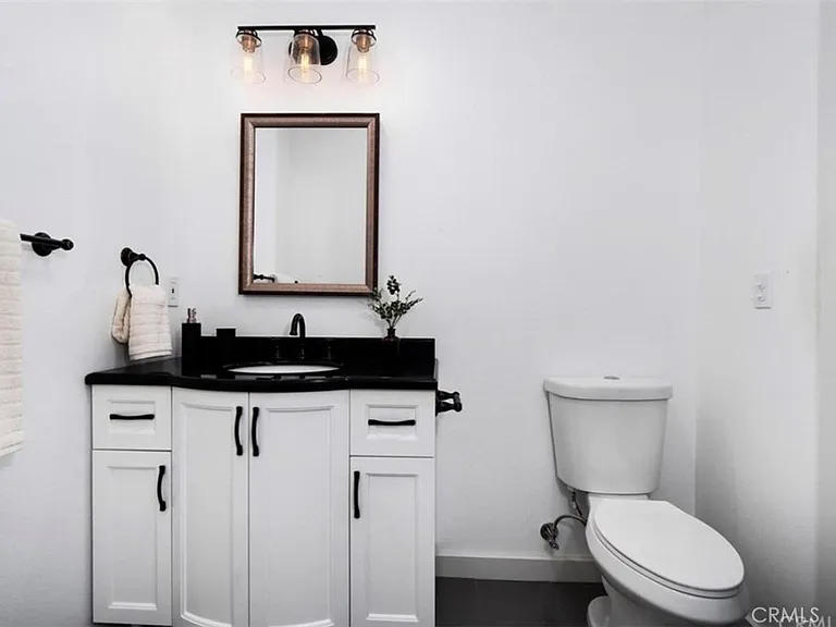 2121 S Redondo Blvd — Photo 13