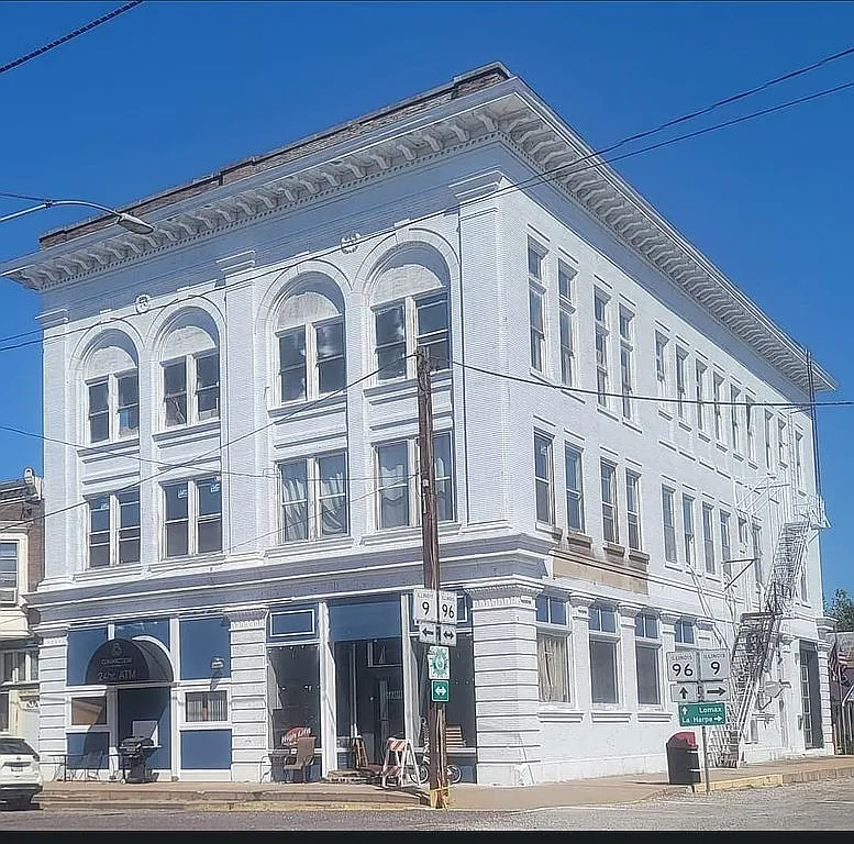 290 Oak St photo 1