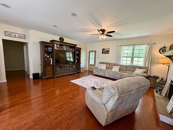 5th image of 209 W Valley Rd