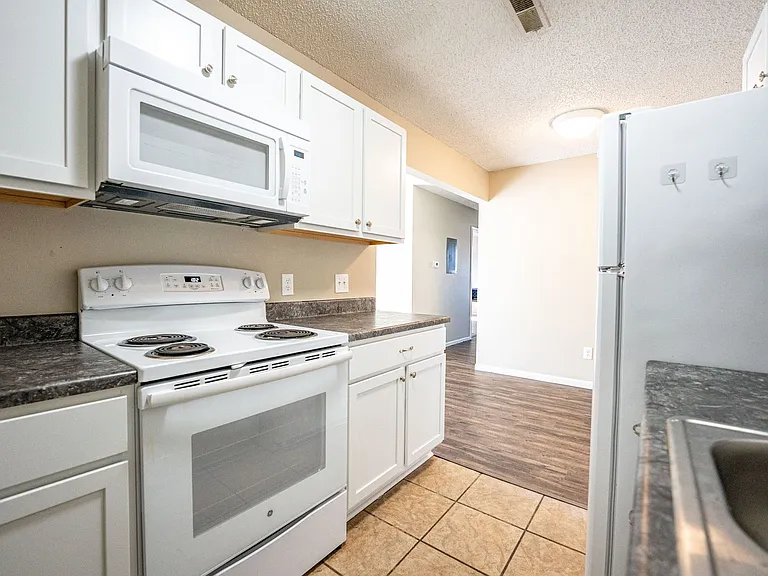440 E Madison St — Photo 28