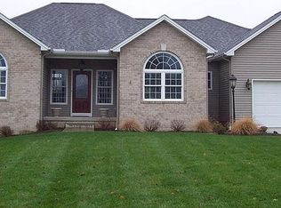 10320 Carrousel Woods Dr, New Middletown, OH 44442