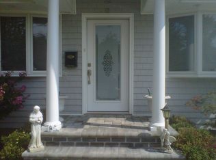 17 Smith St, Hicksville, NY 11801