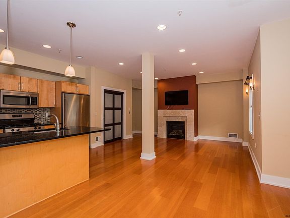 5th image of 287 Jefferson St APT 2