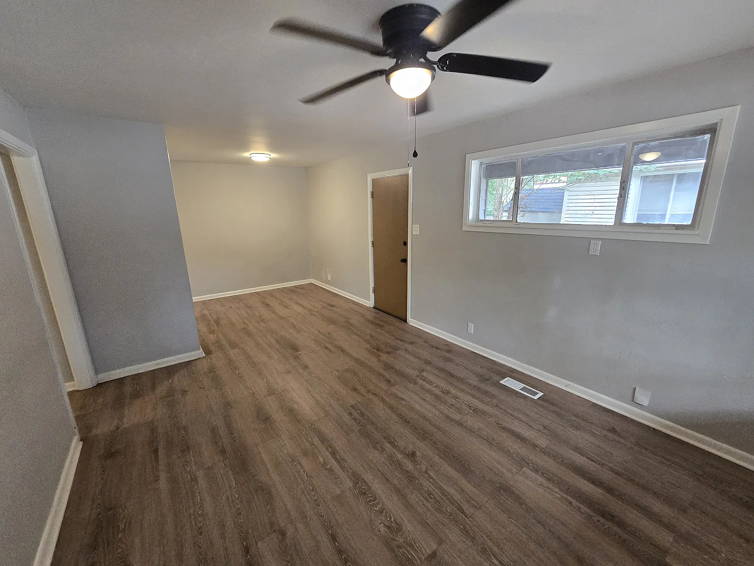 Spacious 3 Bedroom 1 Bathroom Home — Photo 2