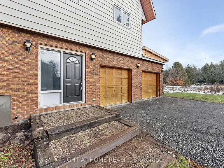 1864 Manotick Station Rd — Photo 4