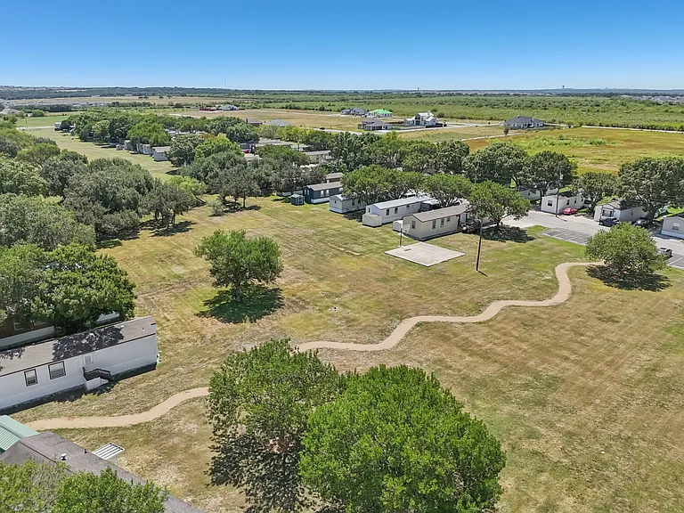 Country Oaks — Photo 2