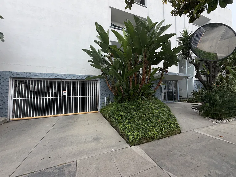 345 S Doheny Dr #304 — Photo 40