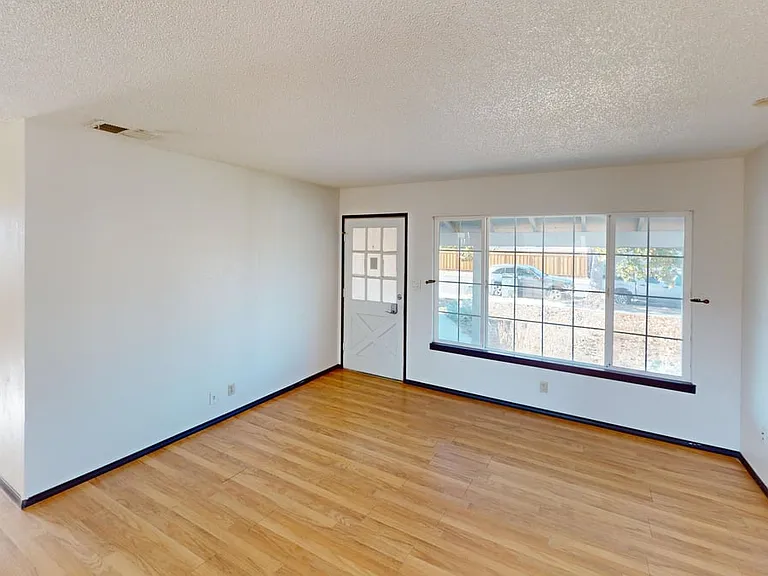 4728 Nelson St — Photo 12